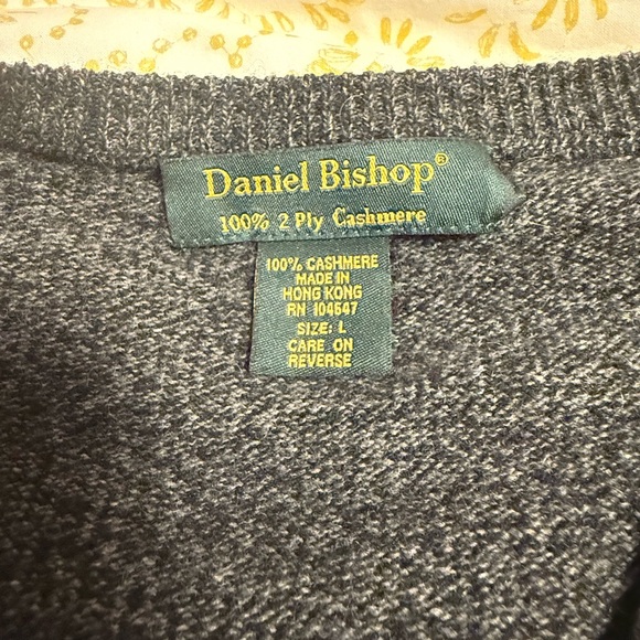 Men's Gray Cashmere Sweater - Picture 5 of 6